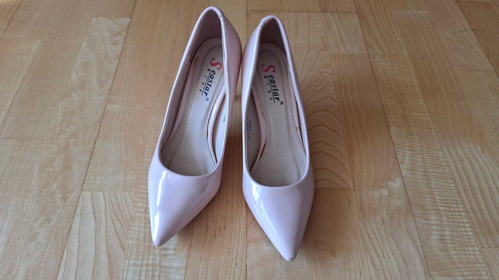 Lakierowane pudrowe szpilki 37 – eleganckie, raz założone