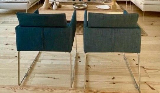 2 Cadeiras de Tecido azul petróleo com pés metálicos
