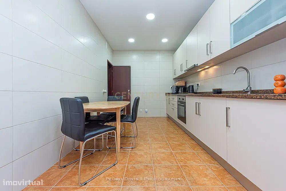 Moradia de 6 assoalhadas c/ garagem SEMI-RENOVADA