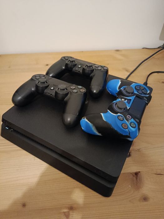 PS4 Slim  de 500GB + 3 Comandos + 4 Jogos