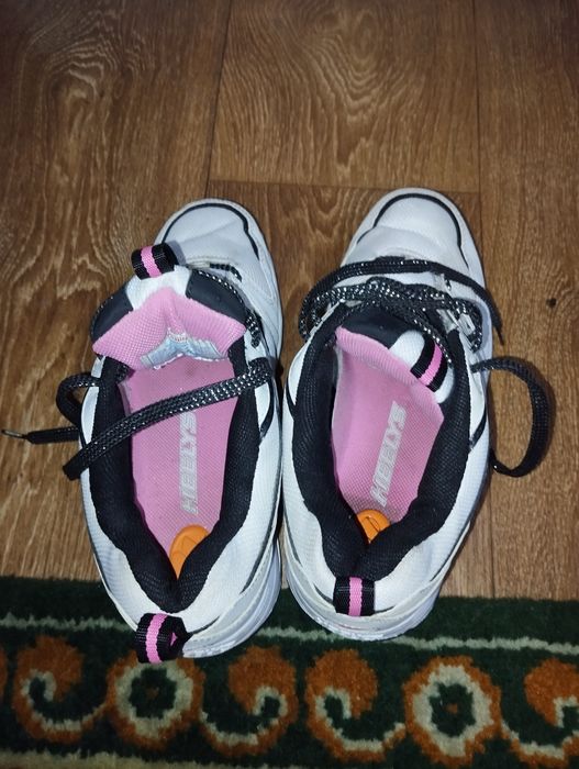 Продаю 2 пари кросівок  з колесом