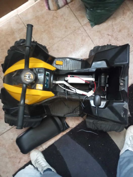 Moto quatro a bateria e uma pista de carro iluminosa praticamente nova