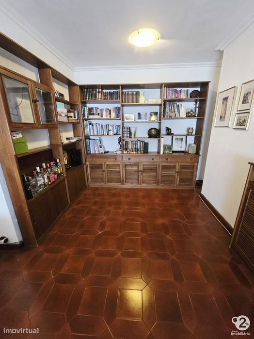 Apartamento T2 com terraço em Santa Marinha ( Vila Nova de Gaia )