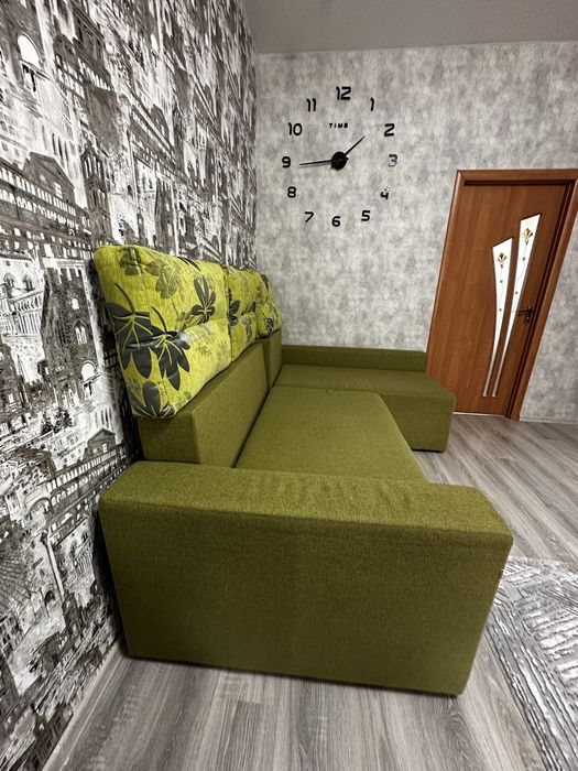 Диван кутовий з подушками