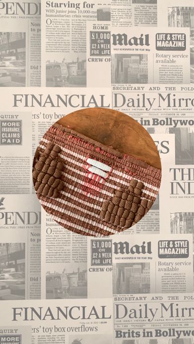 Carpete de tiras castanha e branca