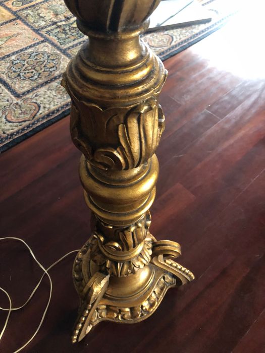 Candeeiro de pé em madeira dourada