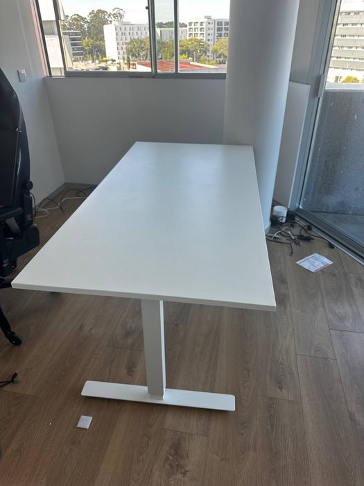 Secretária IKEA com mecanismo manual de elevação (160×80 cm).