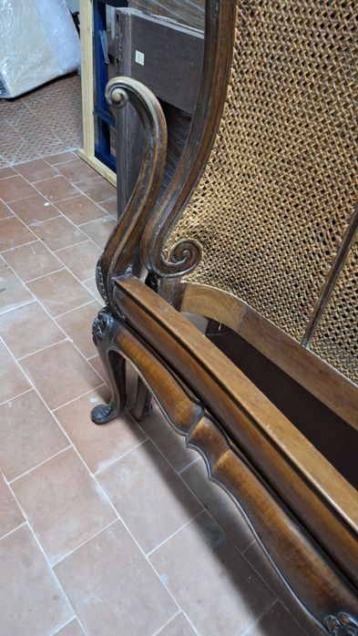 Linda cama antiga com cabeceira em palhinha