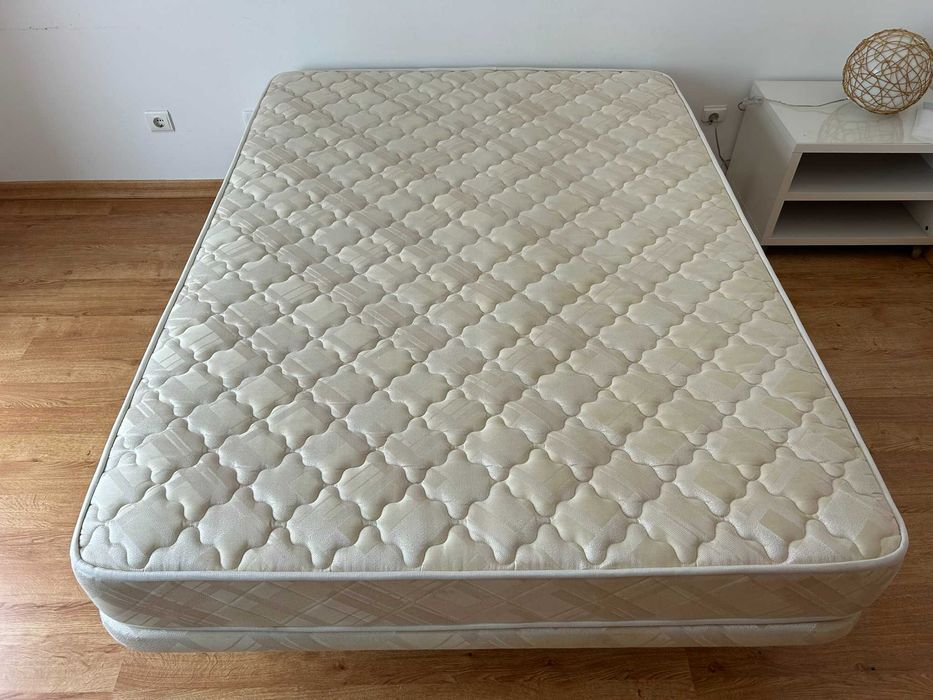 Cama de casal 138x188 + colchão Colmol