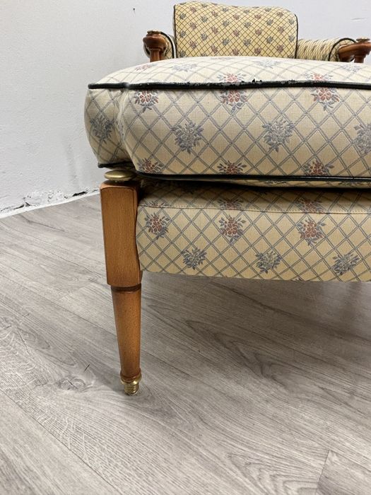 Klasyczny stylowy fotel z dużym podnózkiem vintage