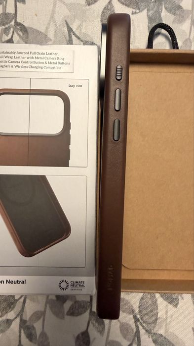 Capa nomad iphone 17 pro max castanha