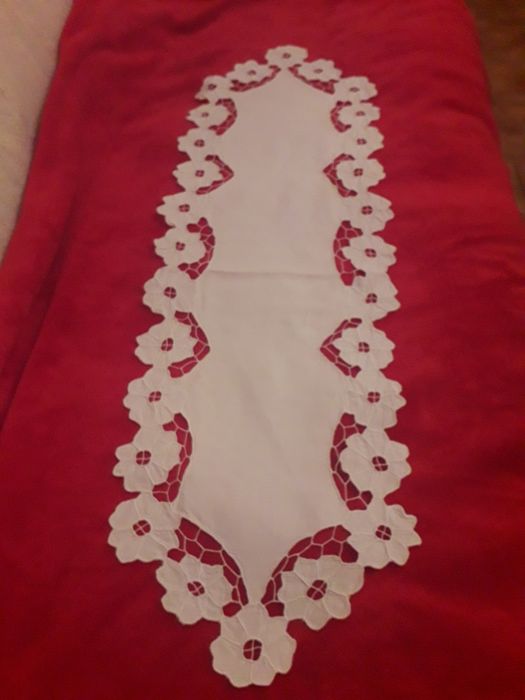 Pano em linho e bordado richeleu muito bonito
