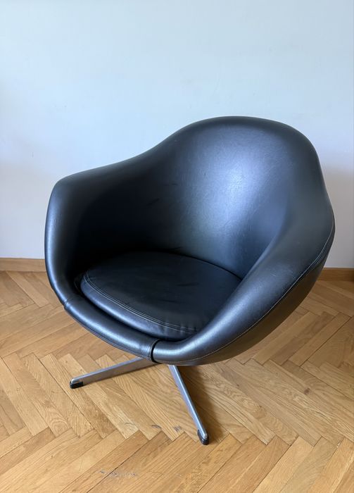 czarny fotel ekoskóra space age vinatge mid ceuntry loft