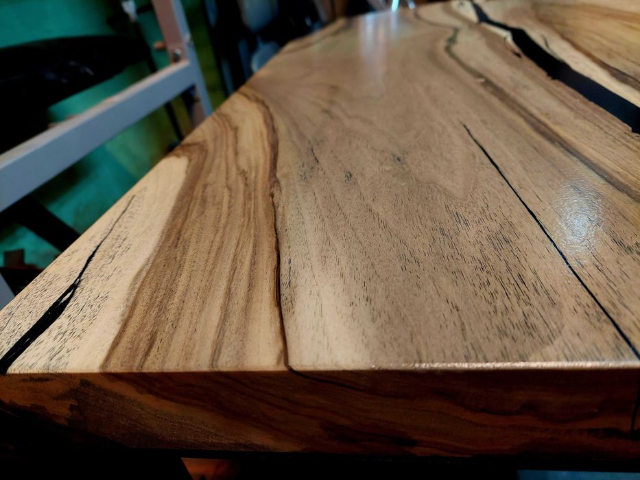 Stolik kawowy orzech włoski + żywica