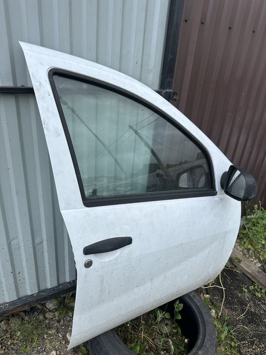 Дверка права дачіа сандеро Dacia