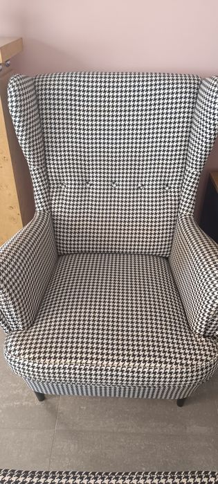 Poltrona Strandmon e repousa pés vibberbo