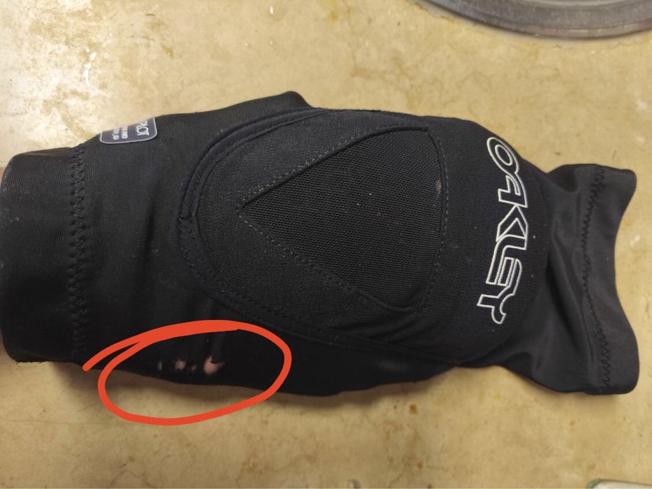 Cotoveleiras oakley factory pilot