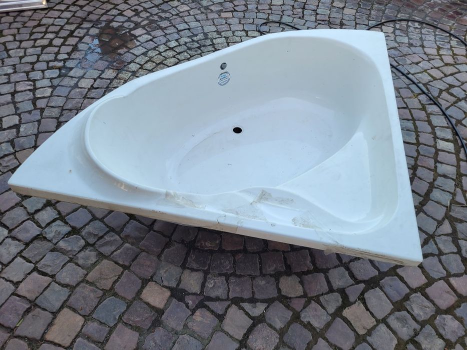 Wanna narożna akrylowa 150 × 150 cm – nieużywana