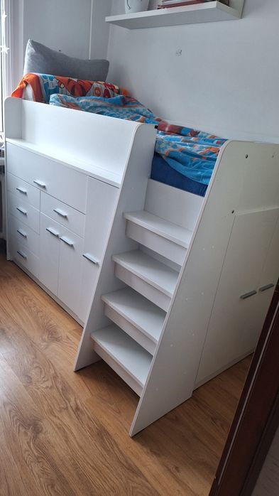 Łóżko piętrowe z biurkiem