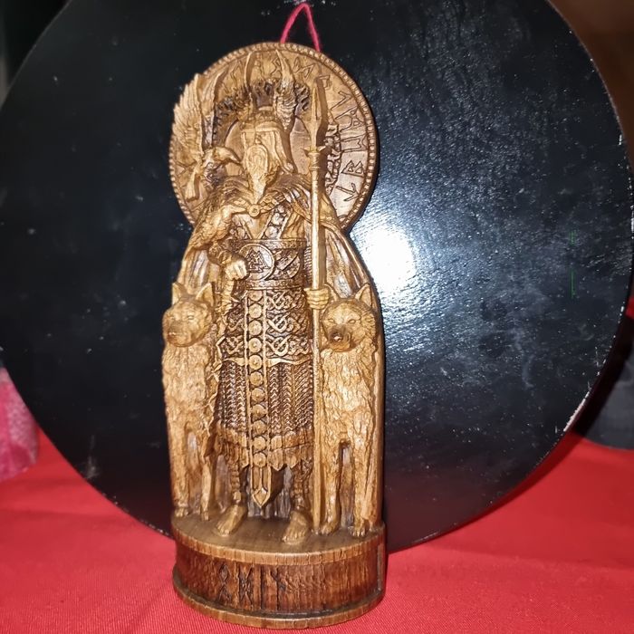 Статуэтка Один из дерева