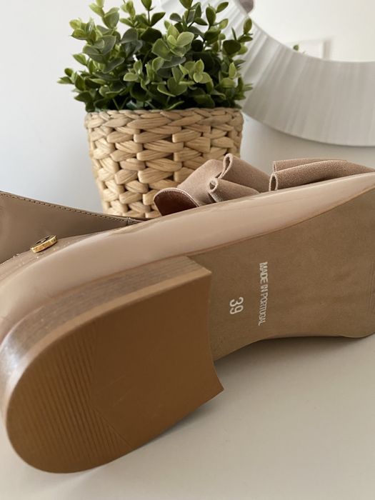 Sapatos rasos envernizados com laço Ginova