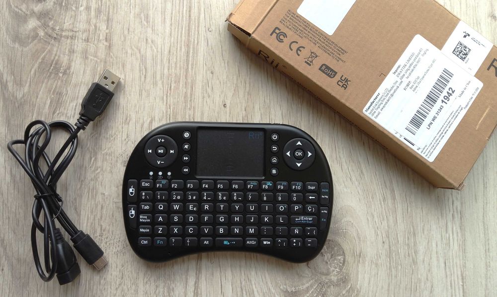 Mini bezprzewodowa klawiatura z touchpadem Rii Mini i8 Czarna