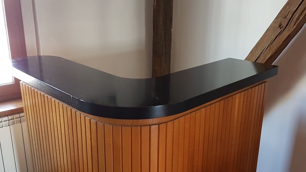 Barek dębowy z szfakami na napoje