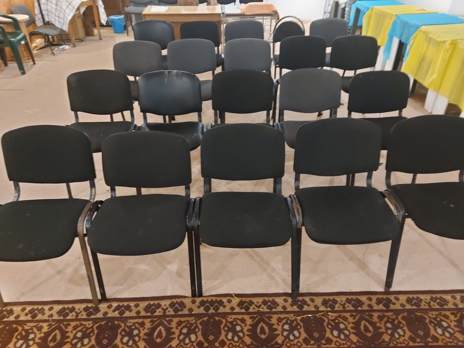 Стільці офісні з слідами використання