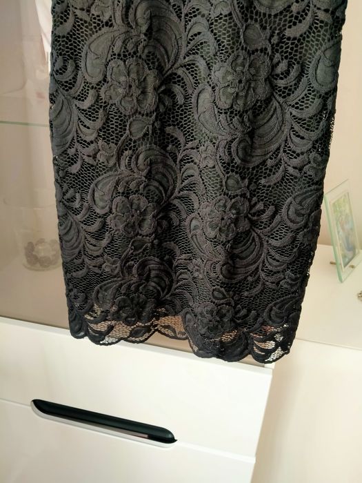 Mała czarna sukienka koronkowa 34