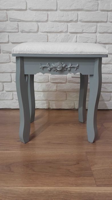 Taboret szary...