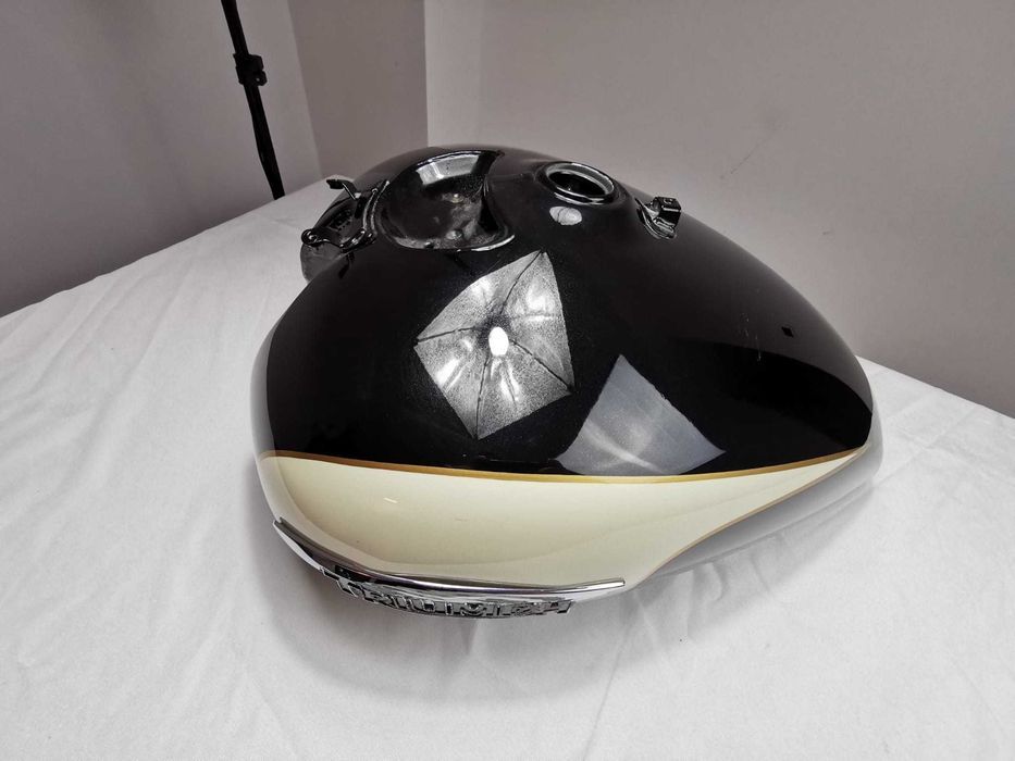 TRIUMPH BONNEVILLE AMERICA 865 Zbiornik Bak Oryginał Emblemat