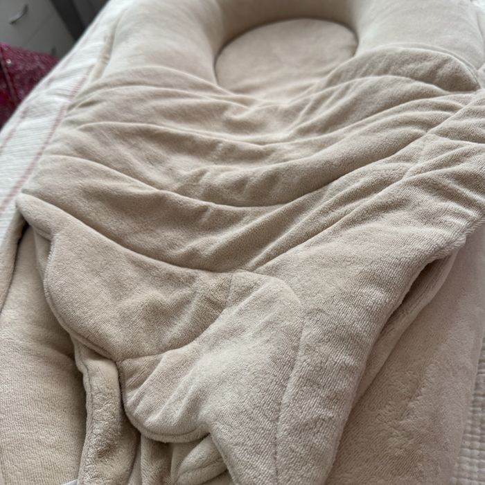 Кокон під крилом