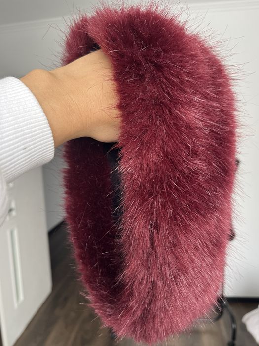 зимова хутряна повязка кольору бордо/бургунді.