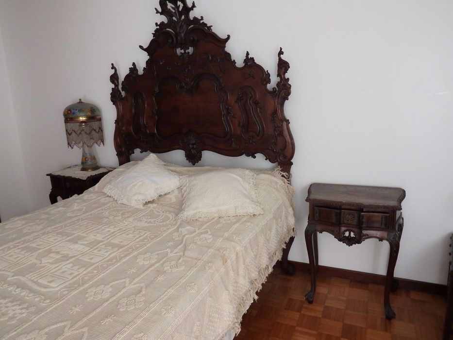 Vendo cama, 2mesinhas de cabeceira ,cómoda e guarda fatos