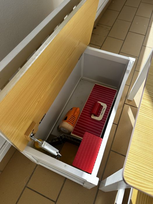 Conjunto mesa, cadeiras e banco com arrumação infantil