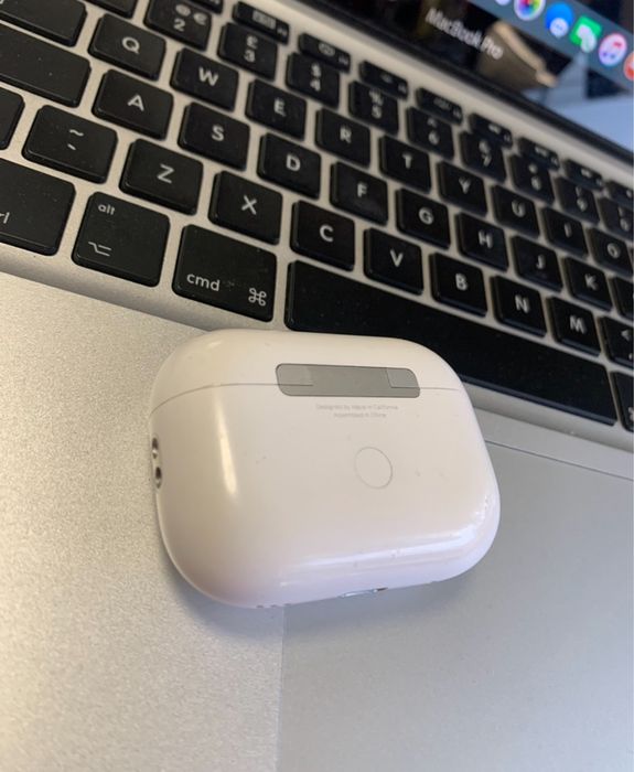 Продам кейс airpods pro 2 бу робочий