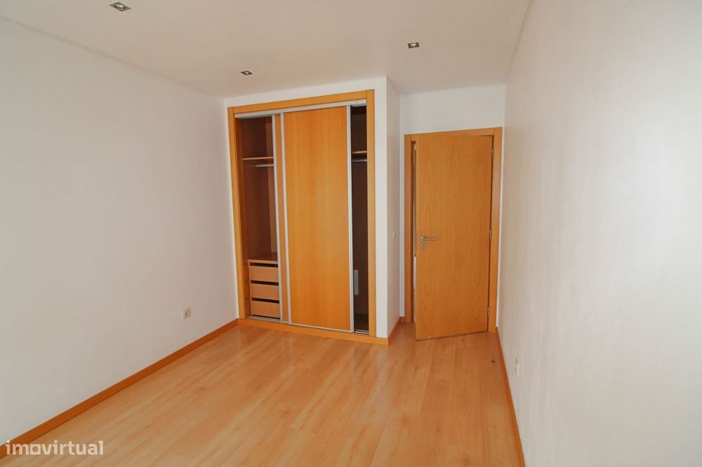 Apartamento T2 com parqueamento e vista de mar.  A 3 minutos da pra...