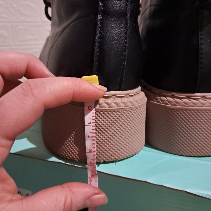 Зимові жіночі  черевики Б/у