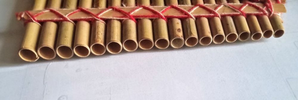 Flautas artesanais de bambú.