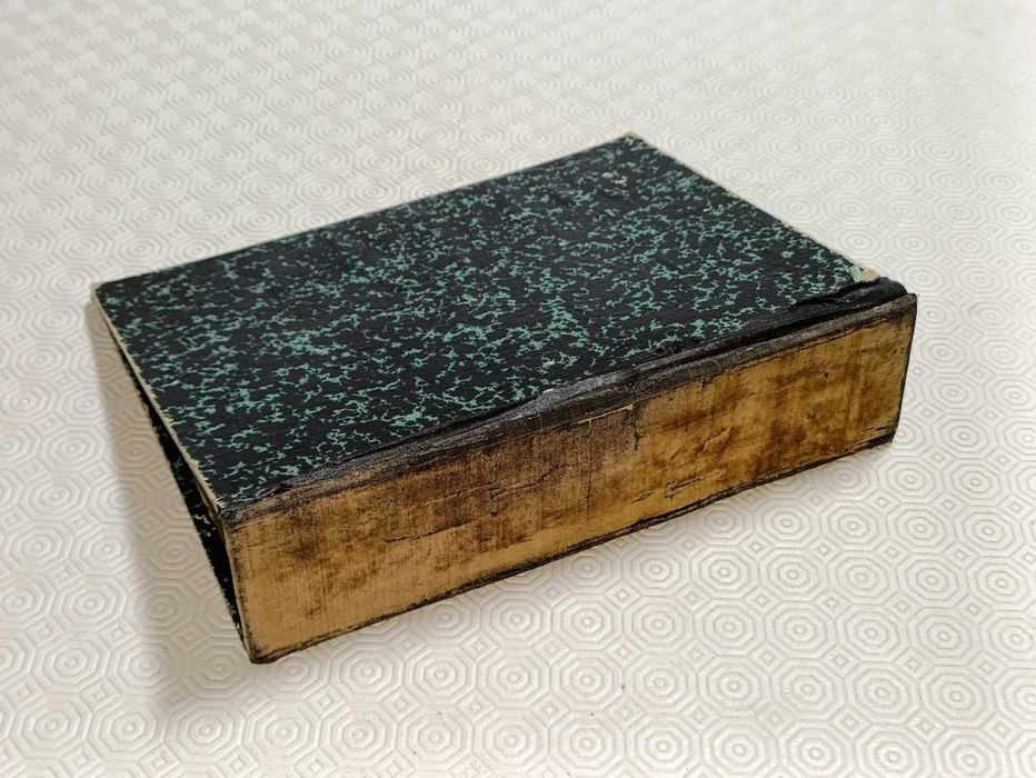 Conjunto capa e encardernação de livro religiosos antigos