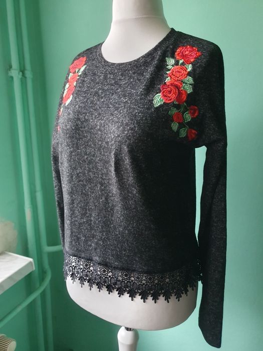 Uroczy haftowany sweterek z różami i koronką gothic