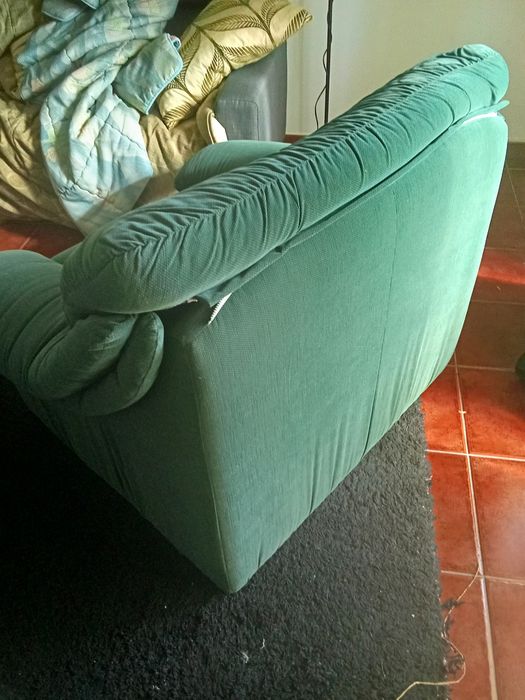 Sofá cor verde em bom estado