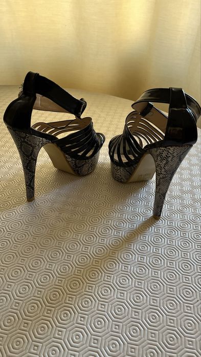 Sandália salto alto compensada