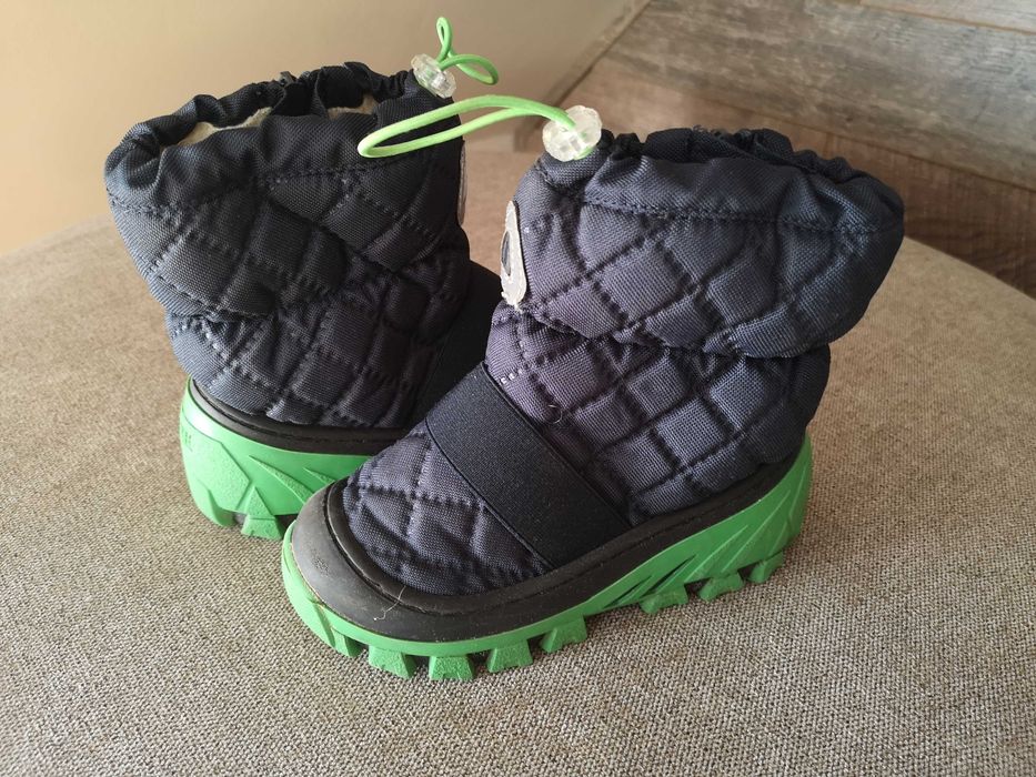 Buty śniegowe dla chłopca w rozmiarze 25-27 firmy Bartek