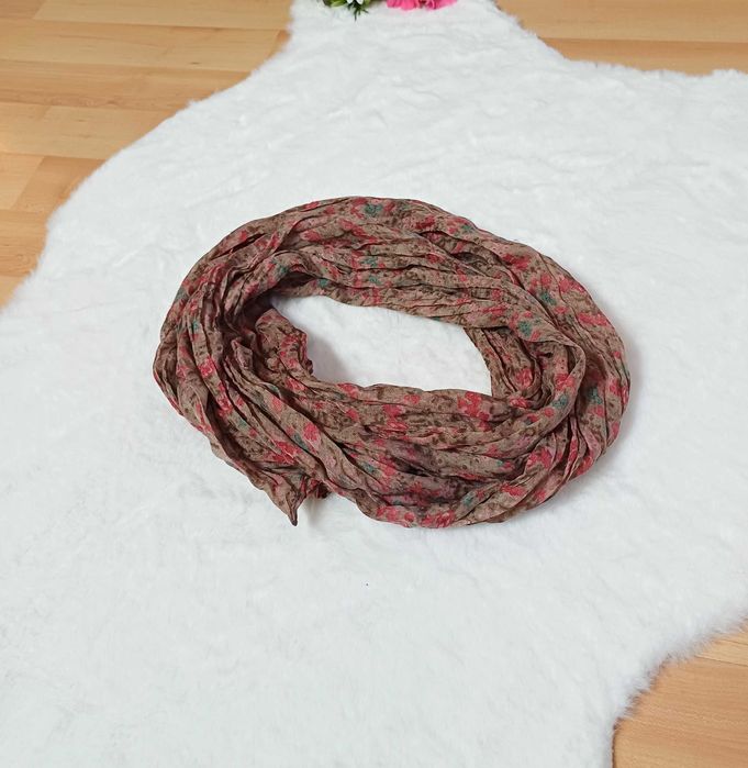 Brązowy szal ze wzorem marszczony cienki