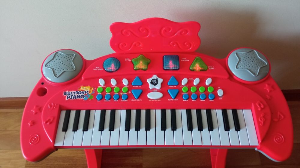 Piano eletrônico de brincar