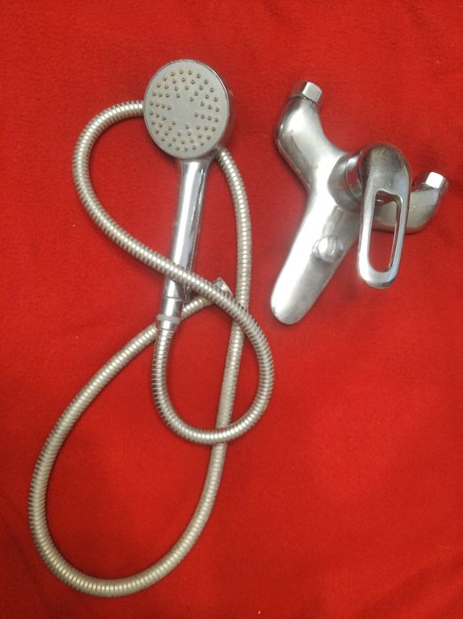 Смеситель для ванны.