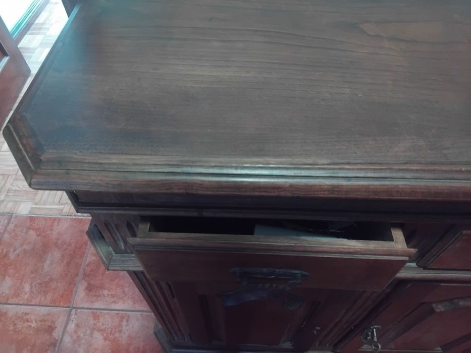 Sapateira  com três portas e gavetas
