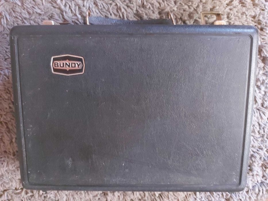 Clarinet with case64176302672003122