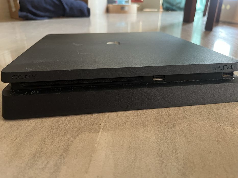 PS4 com jogos sem comandos